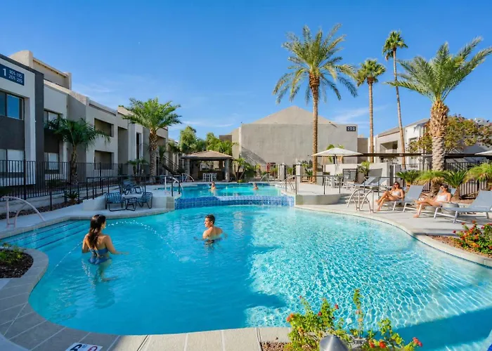 Apartment Sunny Retreat With Pool Gym & Parking *