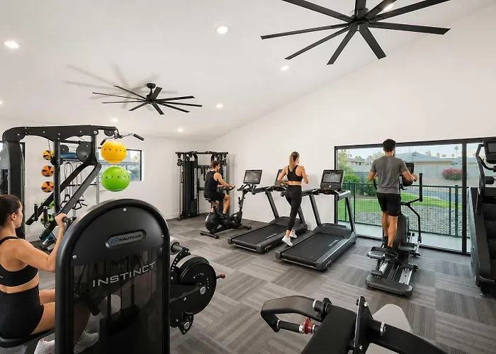 Apartment Sunny Retreat With Pool Gym & Parking *