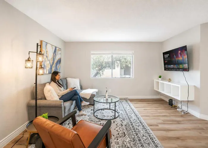 Sunny Retreat With Pool Gym & Parking *