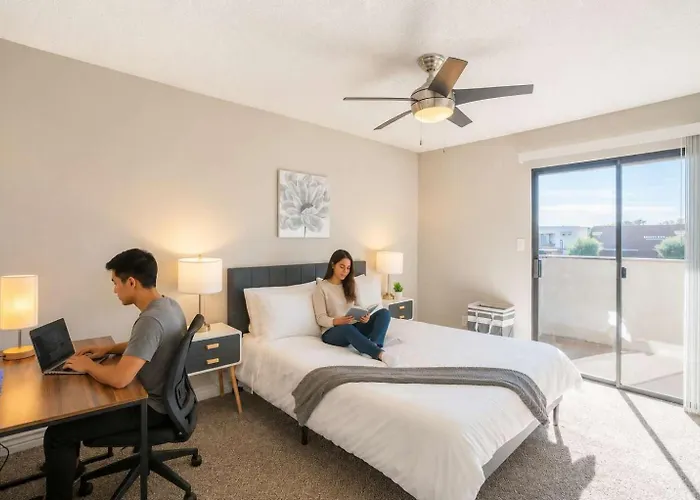 Sunny Retreat With Pool Gym & Parking Apartment