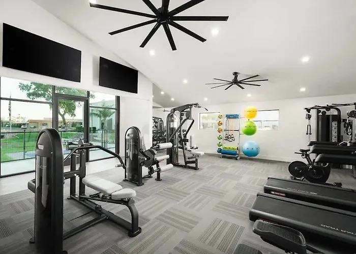 Sunny Retreat With Pool Gym & Parking *