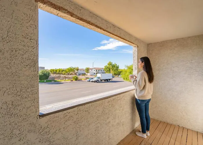 Apartment Sunny Retreat With Pool Gym & Parking