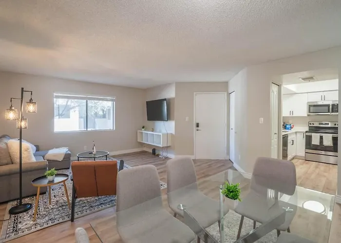 Sunny Retreat With Pool Gym & Parking Apartment Scottsdale