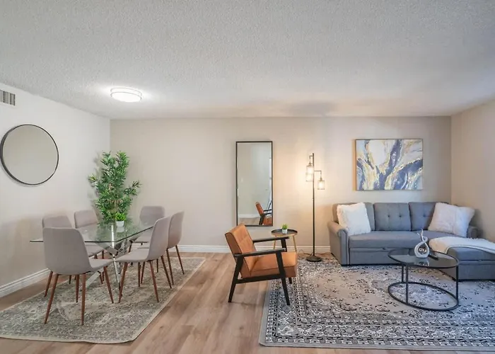 Apartment Sunny Retreat With Pool Gym & Parking