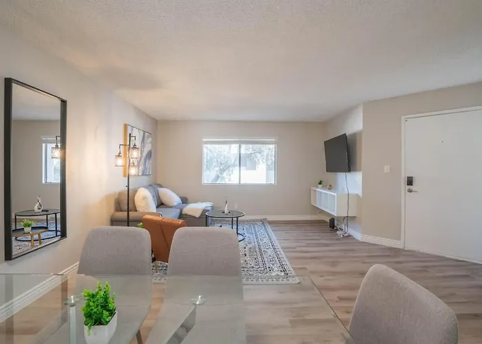 Apartment Sunny Retreat With Pool Gym & Parking