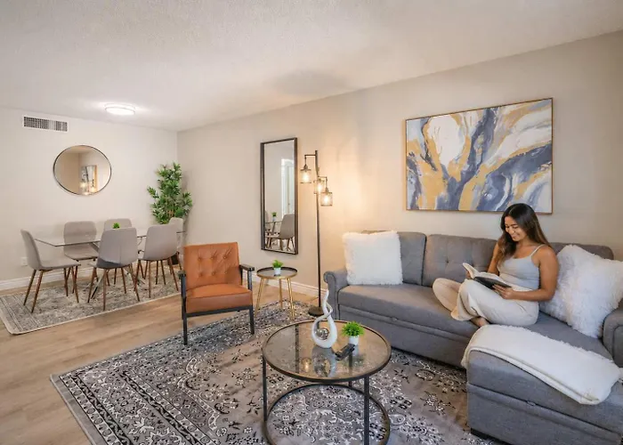 Apartment Sunny Retreat With Pool Gym & Parking