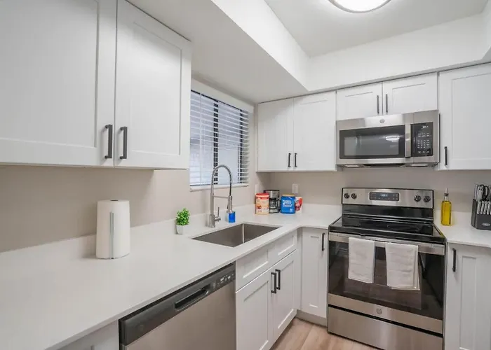 Sunny Retreat With Pool Gym & Parking Apartment