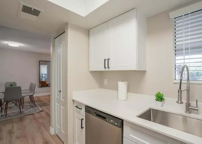 Sunny Retreat With Pool Gym & Parking Apartment *