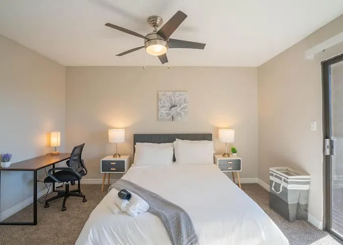 Sunny Retreat With Pool Gym & Parking * Scottsdale