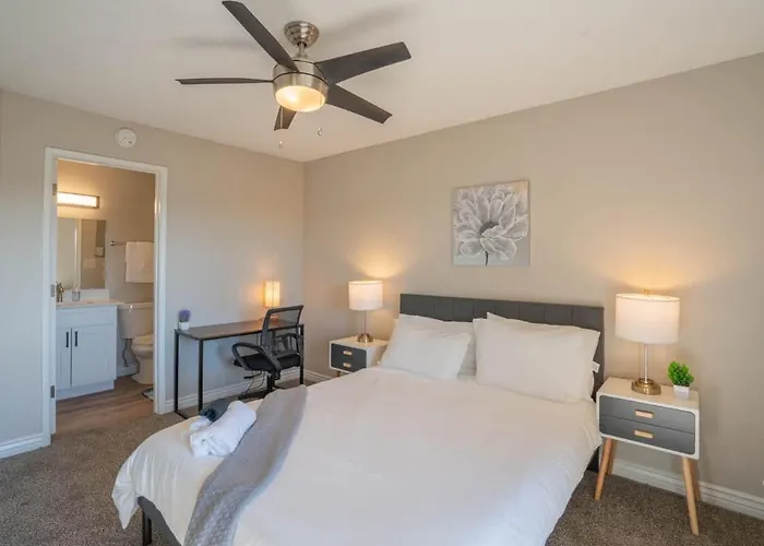 Sunny Retreat With Pool Gym & Parking Apartment *