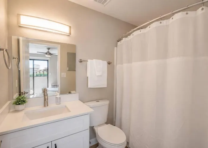 Sunny Retreat With Pool Gym & Parking Scottsdale