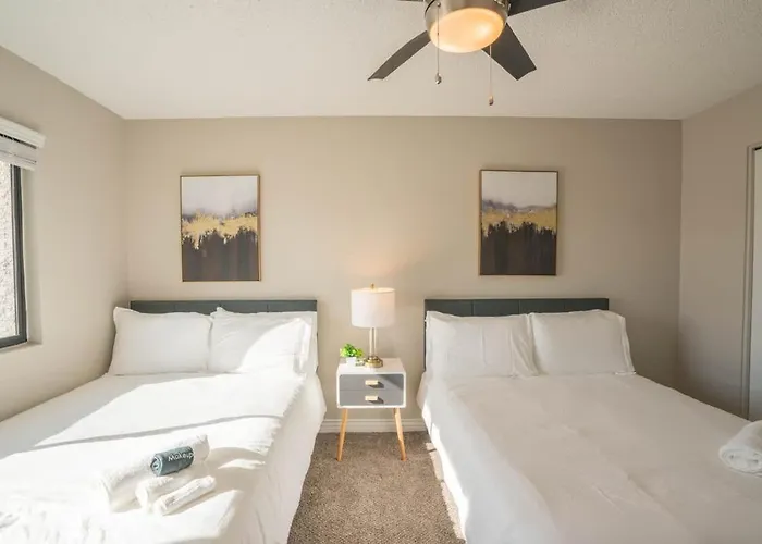 Sunny Retreat With Pool Gym & Parking Apartment