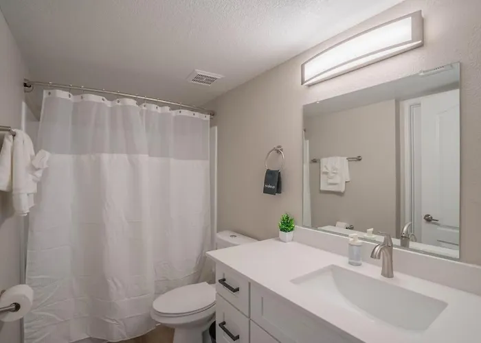Apartment Sunny Retreat With Pool Gym & Parking *