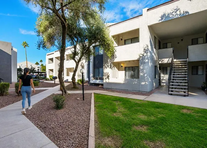 Sunny Retreat With Pool Gym & Parking Apartment